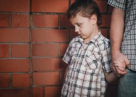 Как преодолеть застенчивость у ребенка