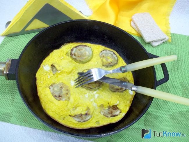 Готовый омлет с кабачками