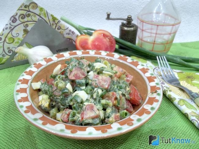 Готовый салат из помидоров, зеленого лука и яиц