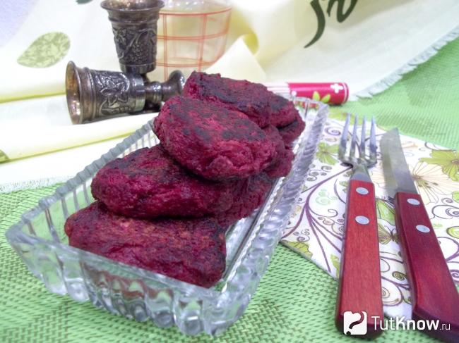 Готовые свекольные оладьи с взбитыми белками