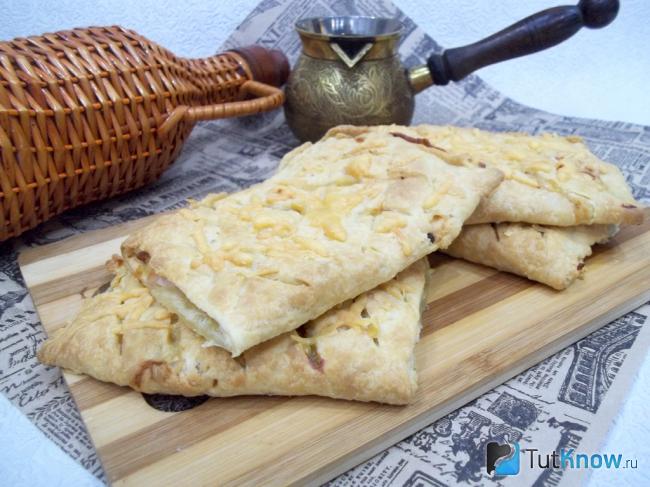 Готовые слойки с ветчиной и сыром