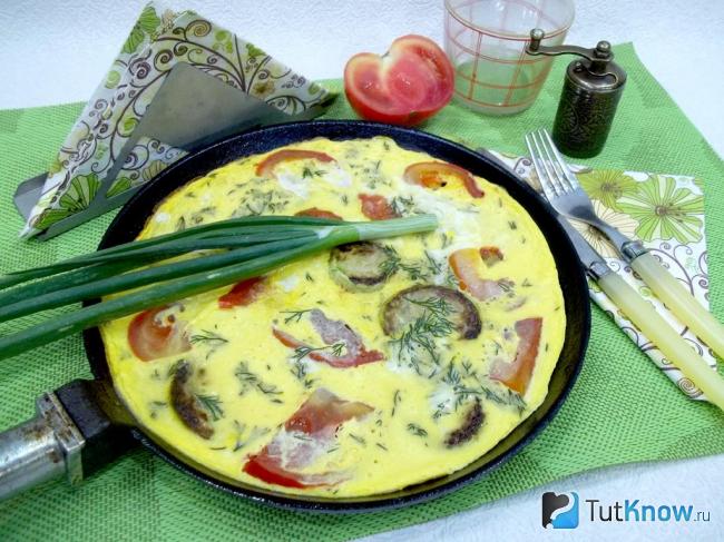 омлет с кабачками и помидорами на сковороде рецепт с фото пошагово. 1499887380 1. омлет с кабачками и помидорами на сковороде рецепт с фото пошагово фото. омлет с кабачками и помидорами на сковороде рецепт с фото пошагово-1499887380 1. картинка омлет с кабачками и помидорами на сковороде рецепт с фото пошагово. картинка 1499887380 1. Каждый год с наступлением сезона кабачков стараюсь готовить из них как можно больше вкусных и полезных блюд. Сегодня хочу поделиться с вами рецептом приготовления омлета с кабачками. Это очень легкое овощное блюдо для всей семьи, которое можно приготовить в качестве завтрака или перекуса.