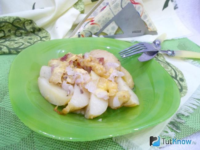 Готовый запеченный картофель с салом и сыром