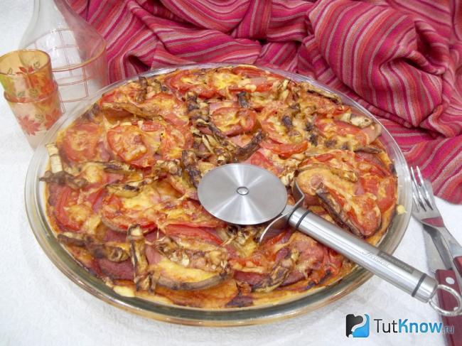 Готовая пицца с овощами и колбасой