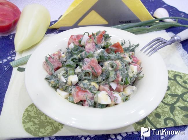 Готовый салат с помидорами, яйцами и луком