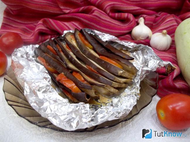 Готовые острые баклажаны с сыром и помидорами в духовке