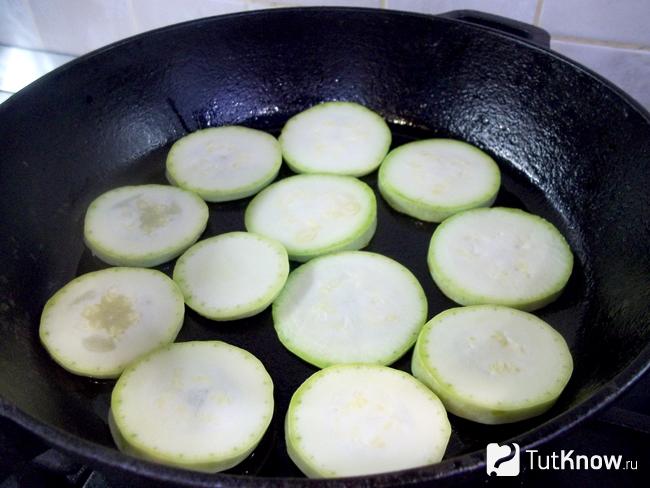 Кабачки жарятся