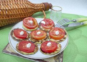 Жареные кабачки с чесноком и помидорами