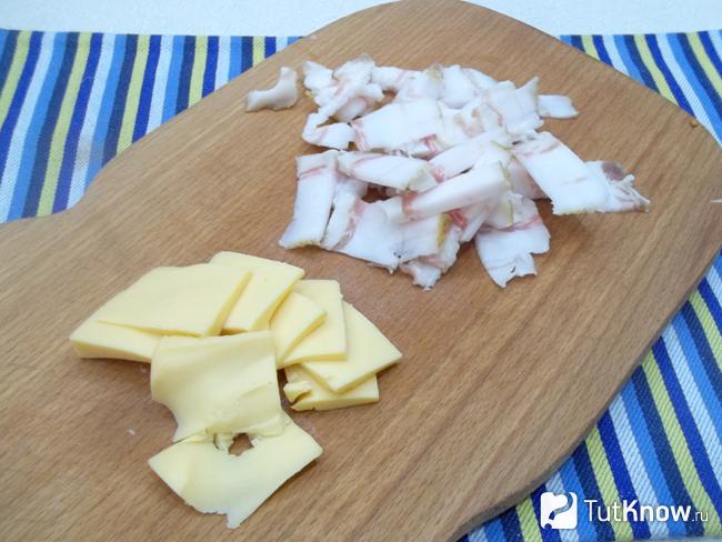 Сало с сыром нарезаны