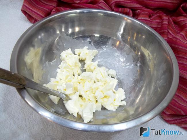 Масло нарезано кусочками