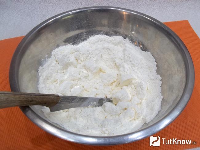 К маслу насыпана мука