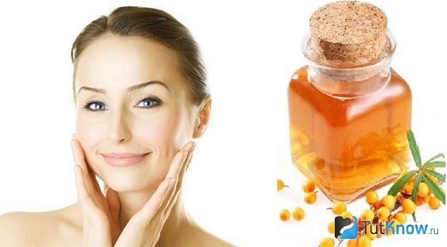 Баночка с облепиховым маслом и девушка