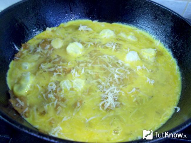 Продукты залиты яйцами