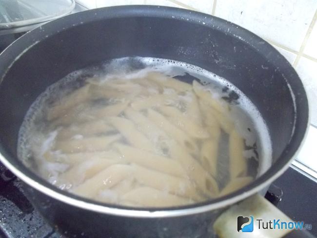 Макароны варятся