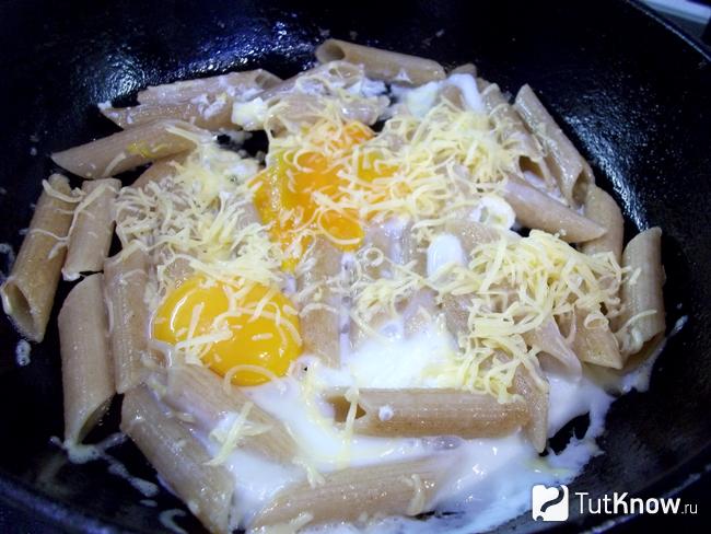 Макароны с яйцами присыпаны сыром