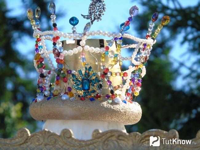 Самодельная корона на вершине туалета в виде кареты
