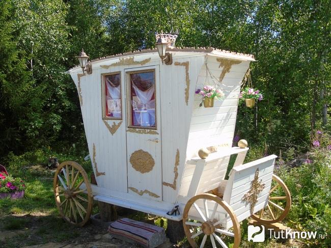 Уличный туалет в виде кареты