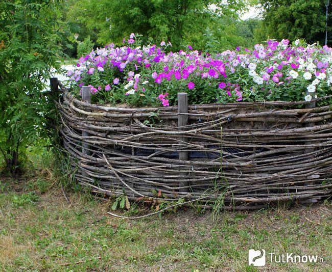 Плетеный забор для клумбы