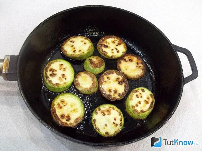 овощная пицца с кабачком и баклажаном. 1502635237 7. овощная пицца с кабачком и баклажаном фото. овощная пицца с кабачком и баклажаном-1502635237 7. картинка овощная пицца с кабачком и баклажаном. картинка 1502635237 7. "Что приготовить из кабачков?", "Дайте рецепт с баклажанами!" — взывают хозяйки на кулинарных форумах. Предлагаем использовать баклажаны и кабачки не совсем традиционно. Первые станут начинкой для пиццы, а вторые. сами превратятся в необычную овощную пиццу, причем ее рецепт можно изменять до бесконечности.