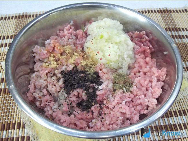 Мясо и лук перекручены. Добавлены специи и пряности