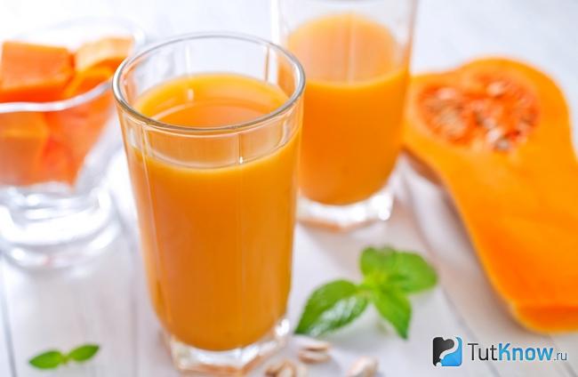 Стаканы, наполненные тыквенным соком