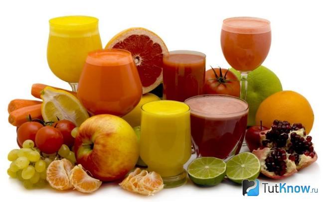 Стаканы с соком из разных фруктов