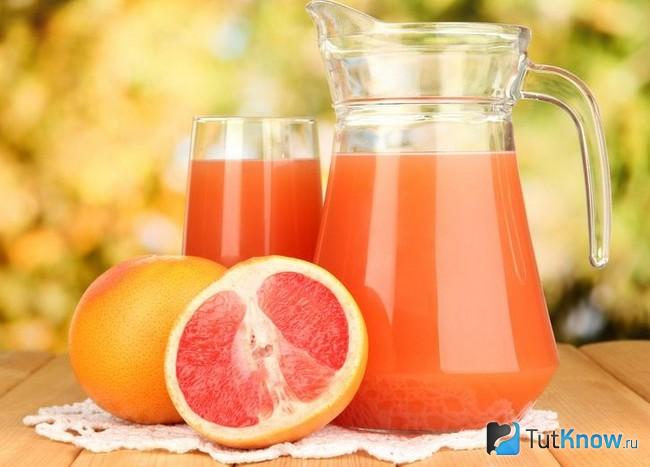Стеклянный кувшин с грейпфрутовым соком