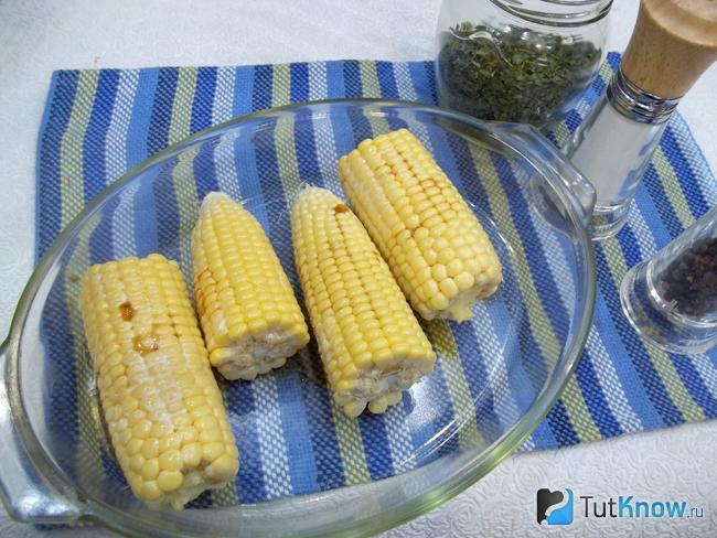 Кукуруза полита соусом