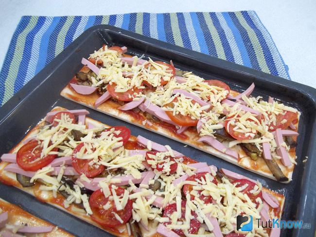 Продукты присыпаны сыром