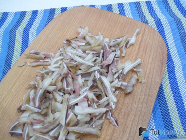 Свиные ушки отварены и нарезаны соломкой