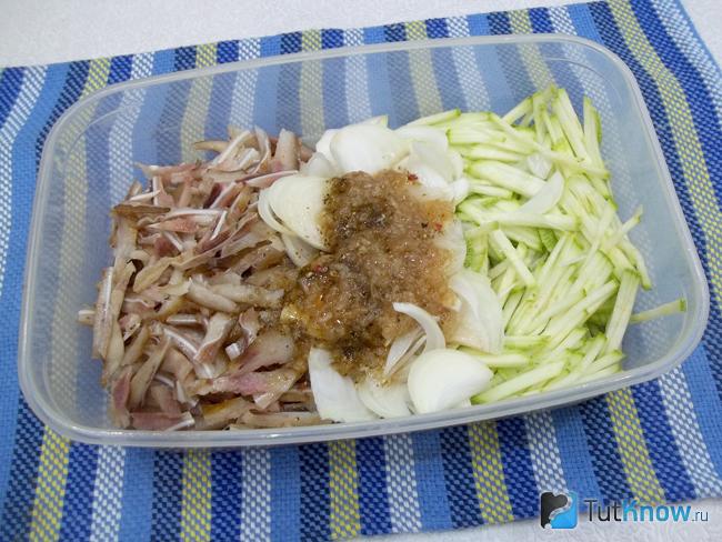 Продукты приправлены специями