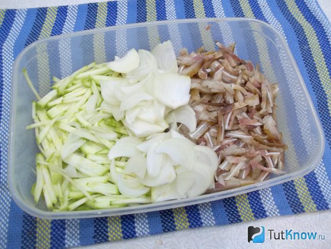 Продукты выложены в емкость