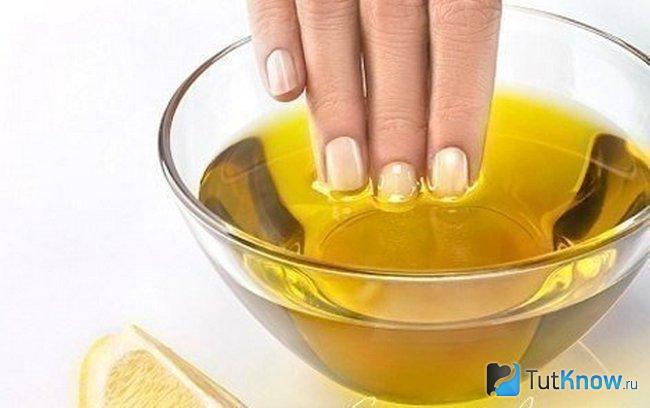 Ополаскивание ногтей в пиале с лимонным маслом