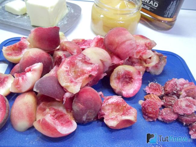 Персики нарезаны и удалены косточки