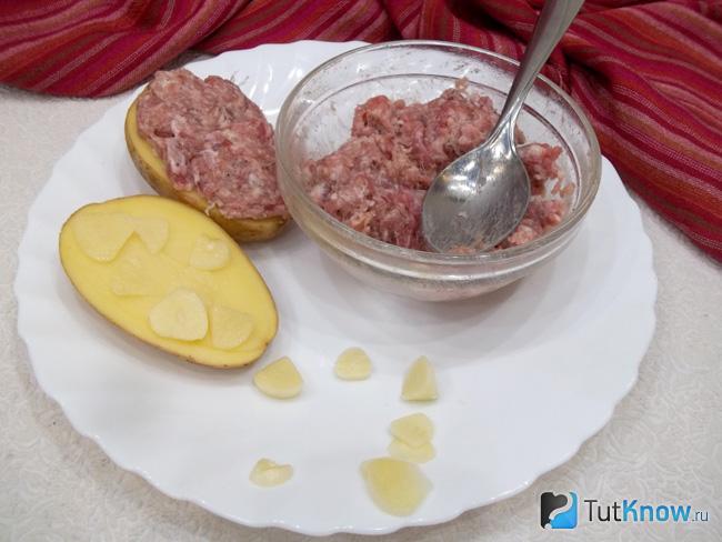 На картофель выложен фарш