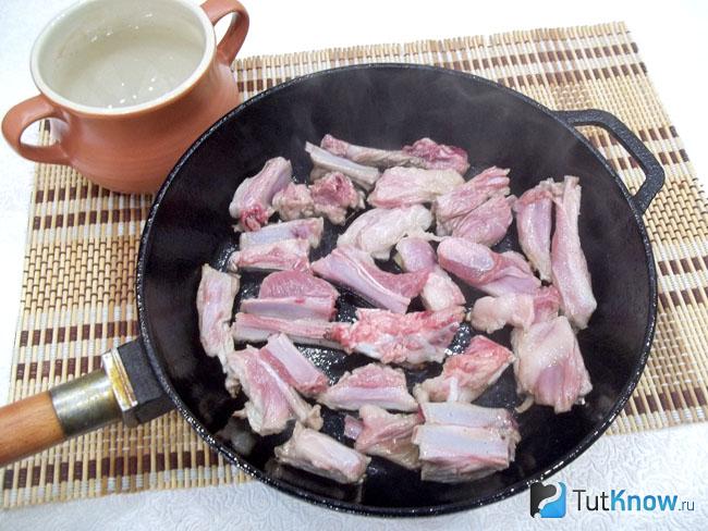 Ребрышки жарятся