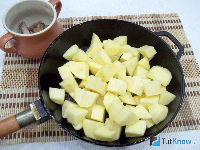 Картофель жарится