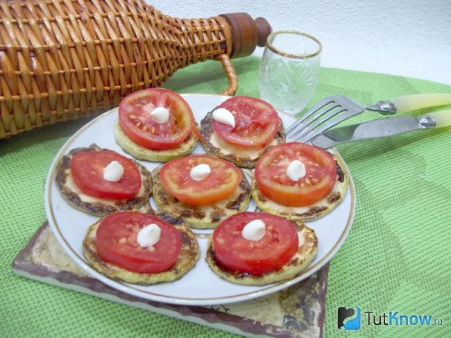 Готовые жареные кабачки с чесноком и помидорами