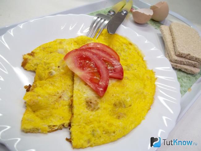 Готовый омлет с помидорами, кабачковой икрой и сыром