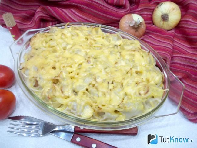 Готовые пельмени в духовке с молочным соусом