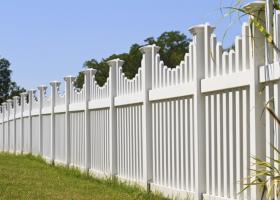 Белый забор из штакетника