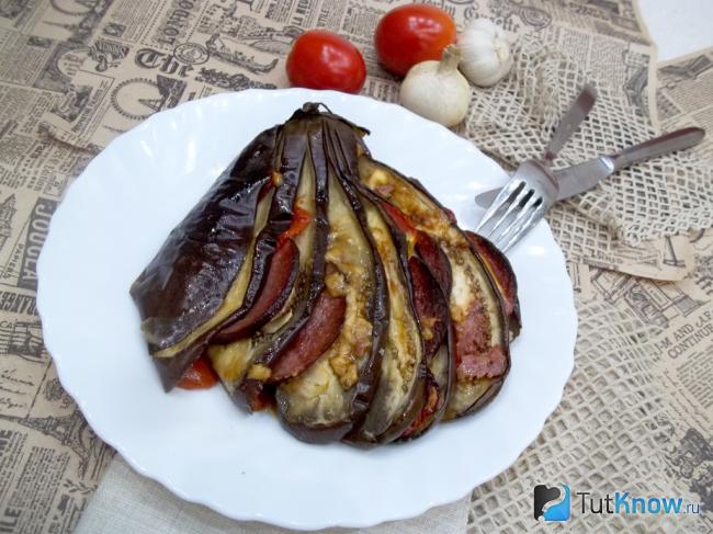 Готовые баклажаны веером, запеченные в духовке с помидорами и сыром