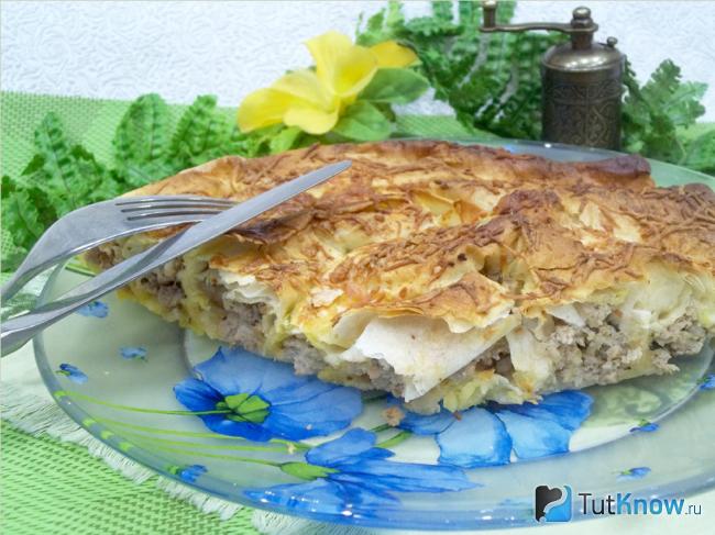 Готовый пирог из лаваша с фаршем в духовке