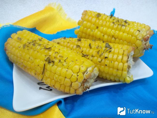 Готовая запеченная кукуруза в соевом соусе