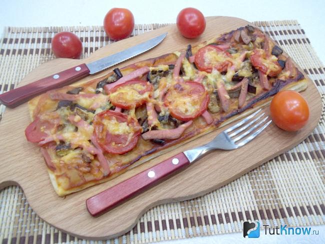 Готовая быстрая пицца с баклажанами и сыром