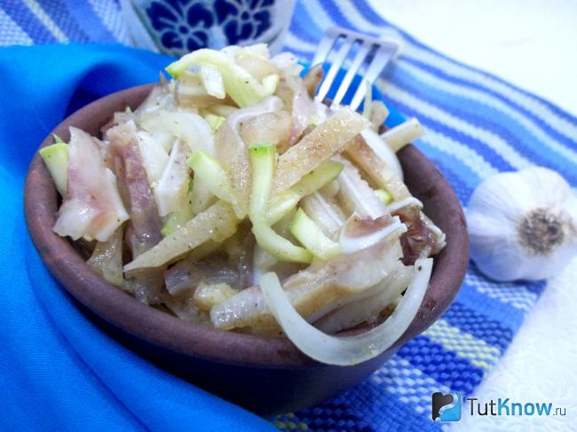 Готовые маринованные ушки с луком и кабачками