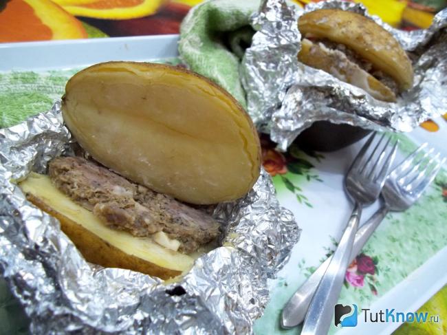 Готовые запеченная картошка в духовке с фаршем