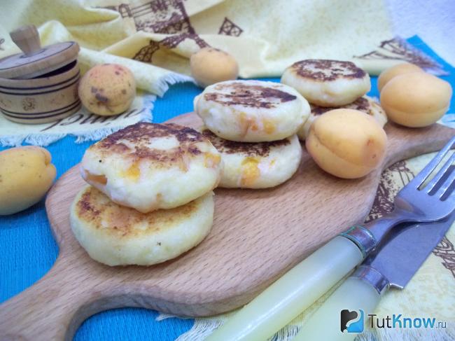 Готовые сырники с мукой и абрикосами