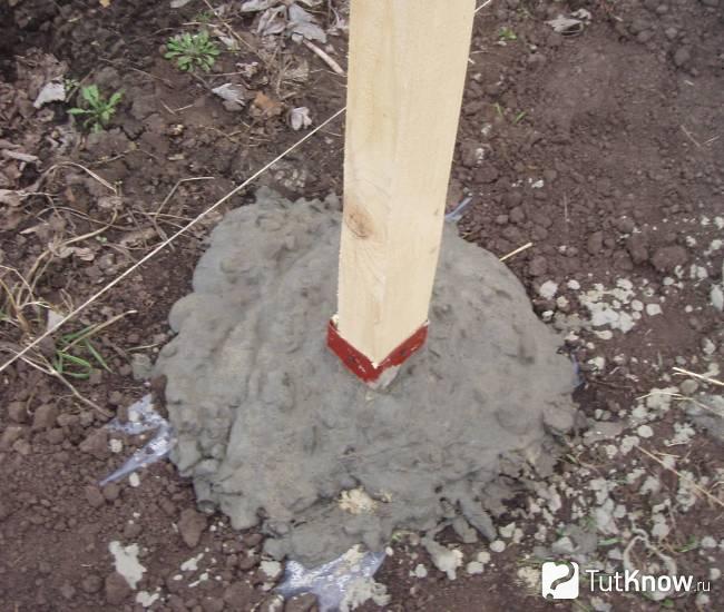 Установка опорных столбов для деревянного забора