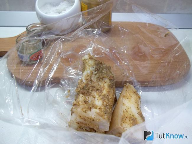 Сало помещено в рукав для запекания